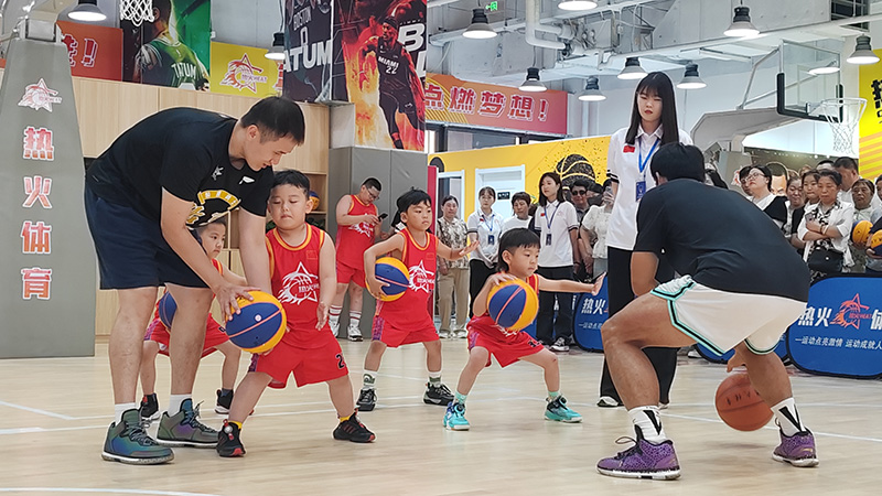 詹姆斯打破NBA出场时间纪录，展现不屈斗志与无私奉献-MK体育